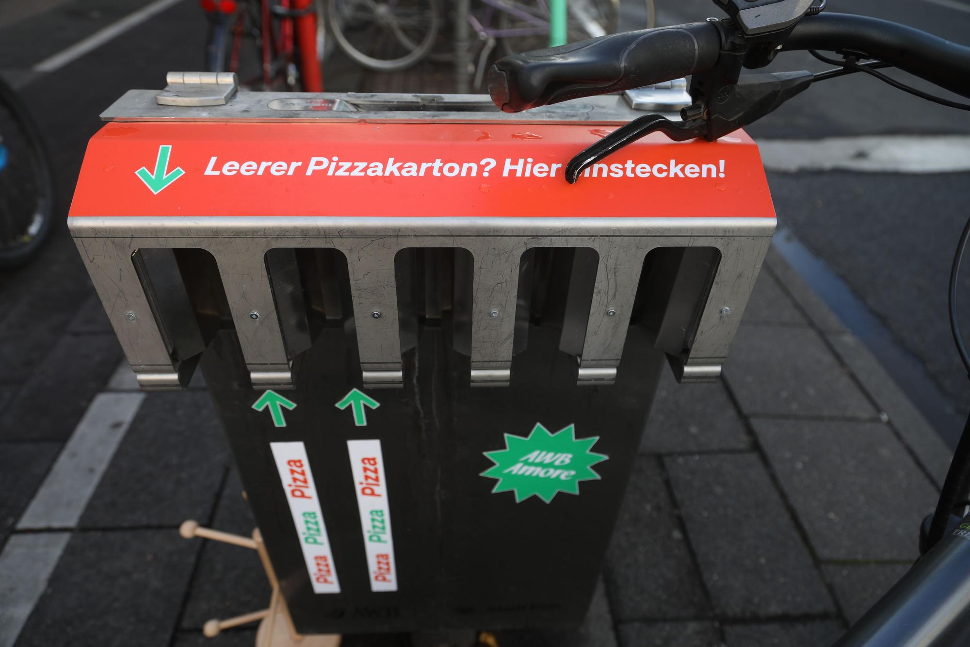 In Höhe des Stadtgartens an der Venloer Straße hat die AWB einen Mülleimer für leere Pizzakartons angebracht.