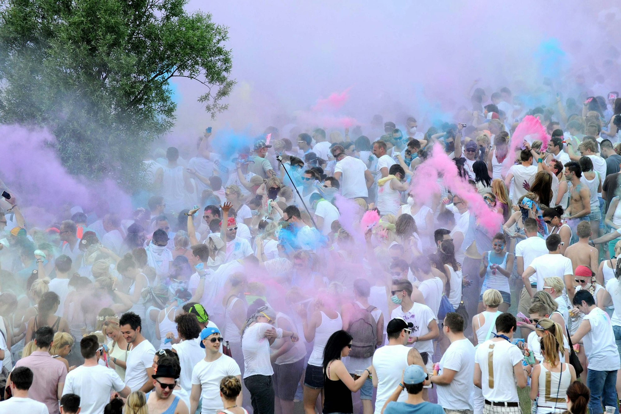Im Neulandpark werden sich am Samstag, 9. August, vermutlich wieder Tausende Menschen beim Tanzen mit Farbe bewerfen.