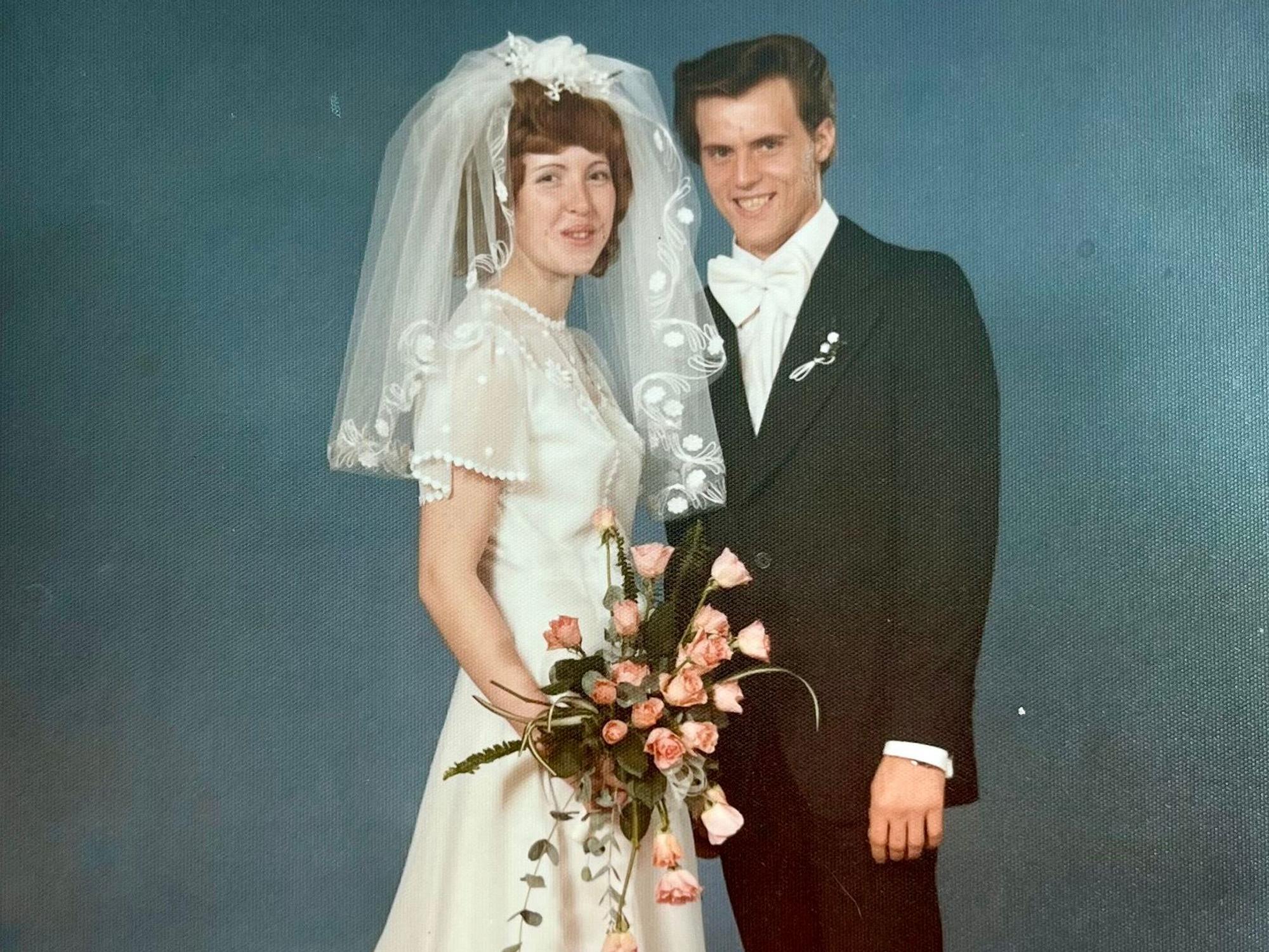 Das Ehepaar kurz nach der kirchlichen Hochzeit.
