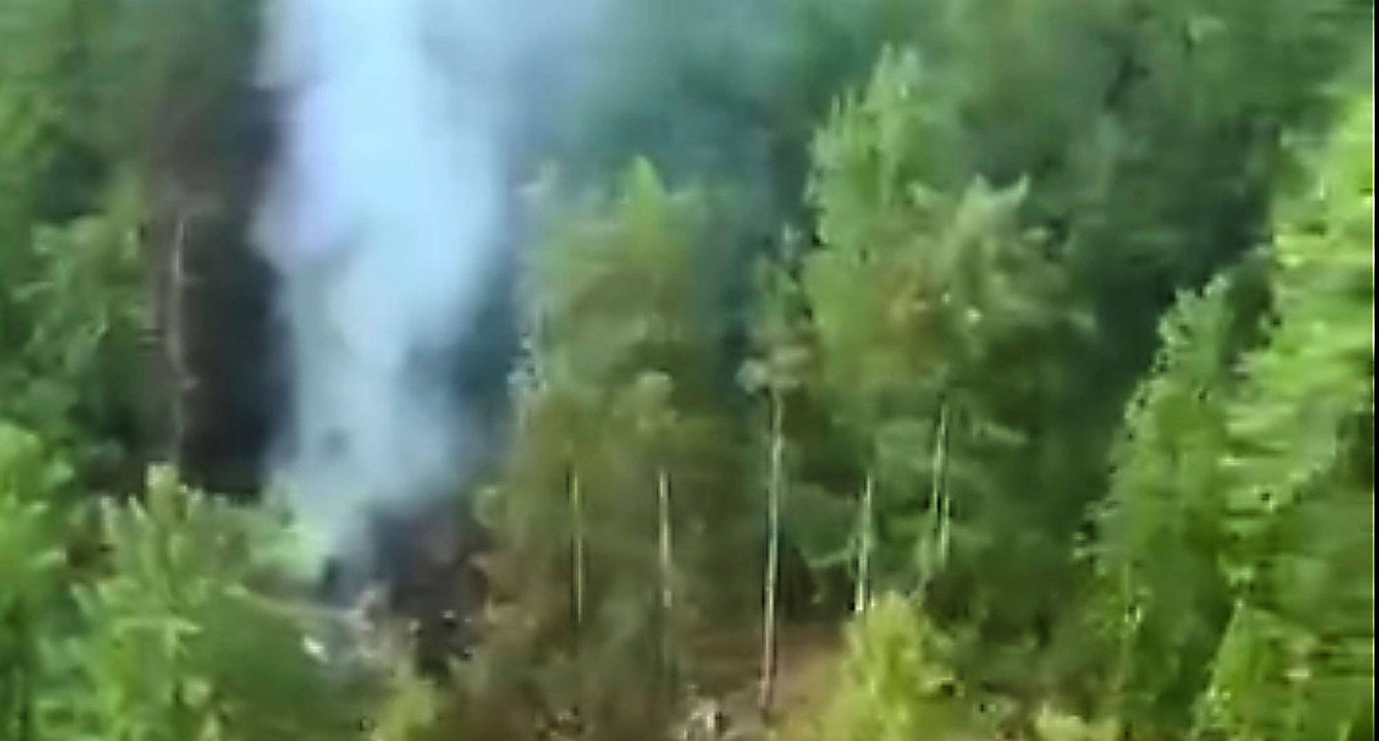 Rauch steigt von der Absturzstelle eines russischen Passagierflugzeugs des Typs An-24 der sibirischen Fluggesellschaft Angara Airlines auf.