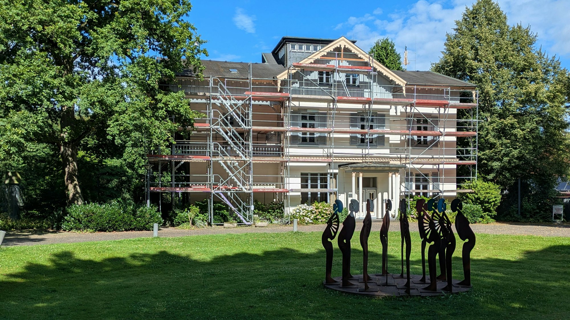 Die Vorderfront der Villa Wuppermann ist derzeit eingerüstet.