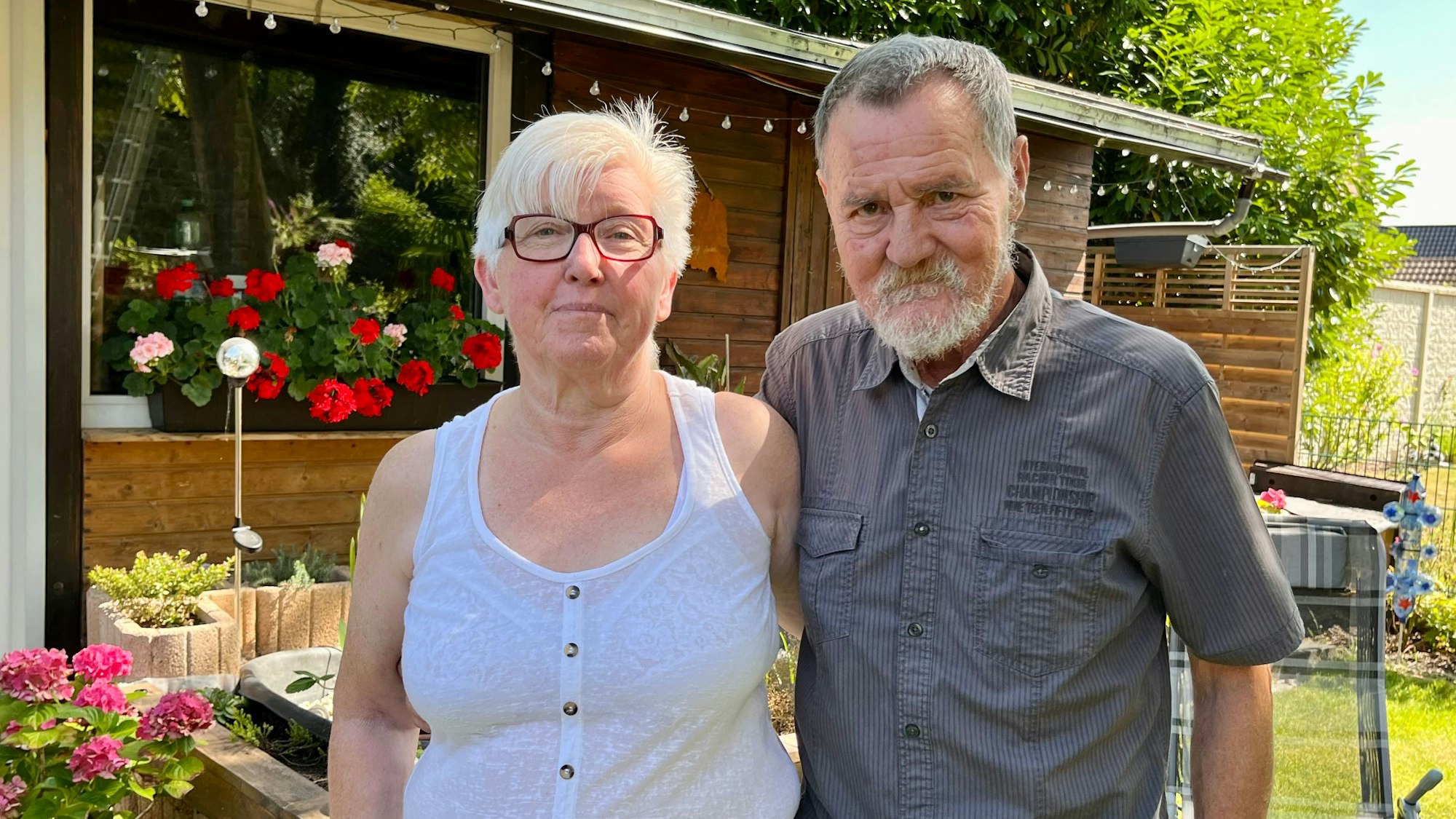 Eine Frau und ein Mann lächeln in die Kamera.