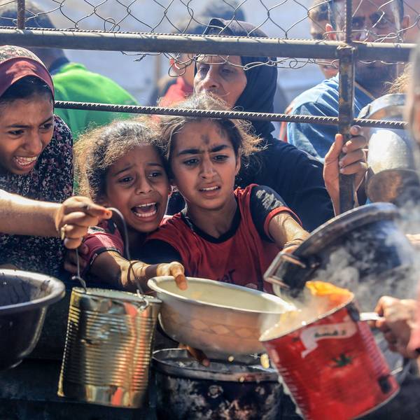 Palästinensische Kinder versuchen sich bei einer Ausgabestelle für Hilfslieferungen Nahrung zu sichern. Die humanitäre Lage im Gazastreifen hat sich drastisch verschärft. (Archivbild)