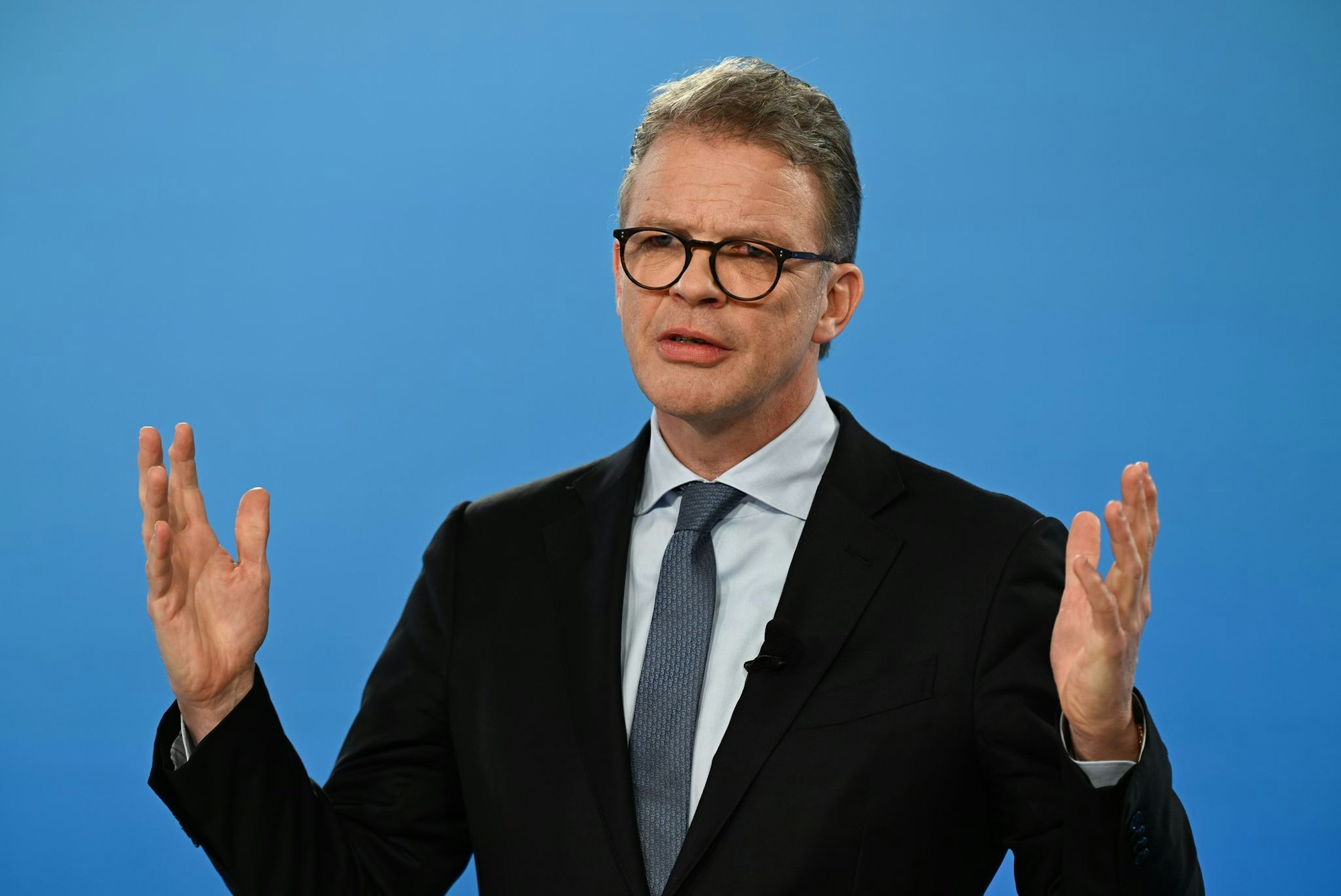 Deutsche-Bank-Chef Christian Sewing sieht seine Jahresziele in greifbarer Nähe. (Archivbild)