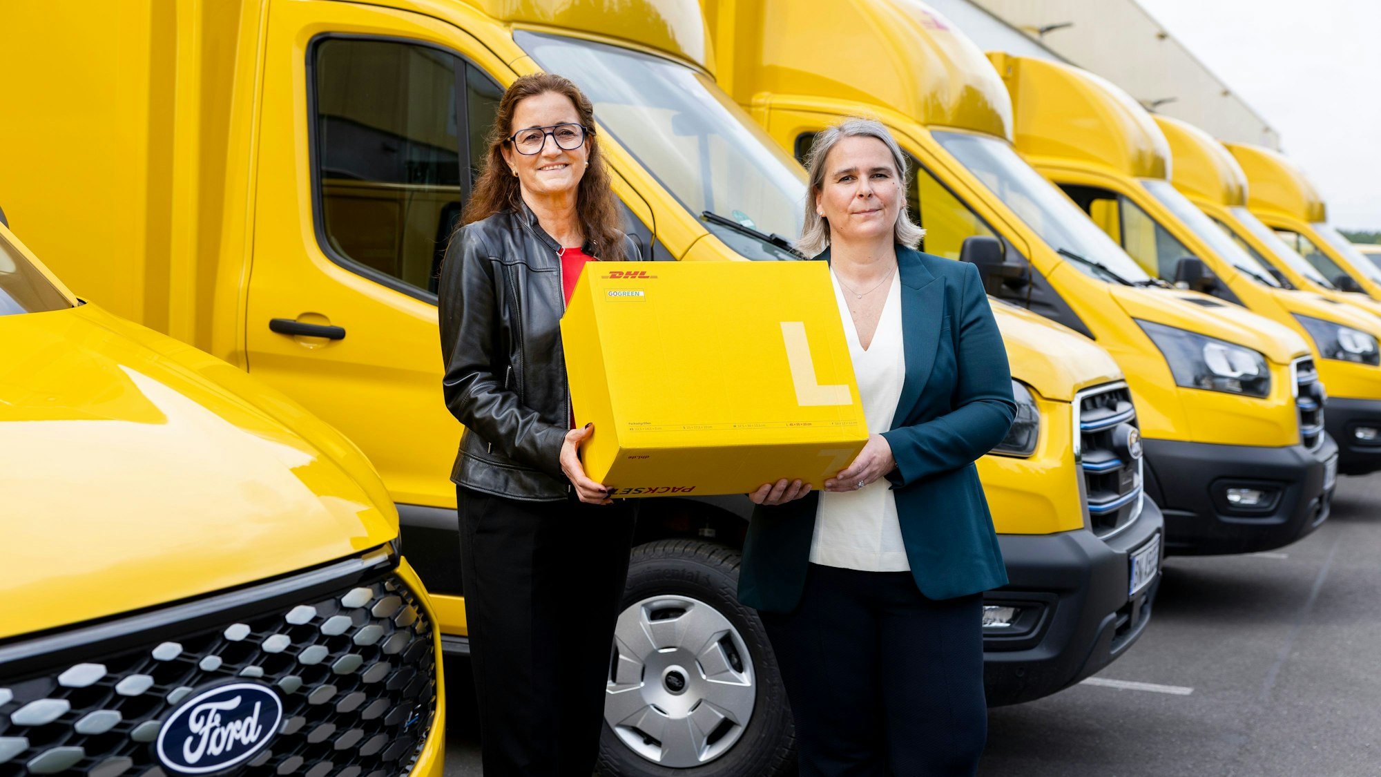 24.07.2025, Köln: Pressetermin zu einer Kooperation der Unternehmen Deutsche Post/ DHL und Ford bei der E-Mobilität. DHL will die eigene Zustellflotte auf 37000 E-Fahrzeuge aufstocken.
Im Bild v.l.n.r. Claudia Vogt und Nikola Hagleitner.