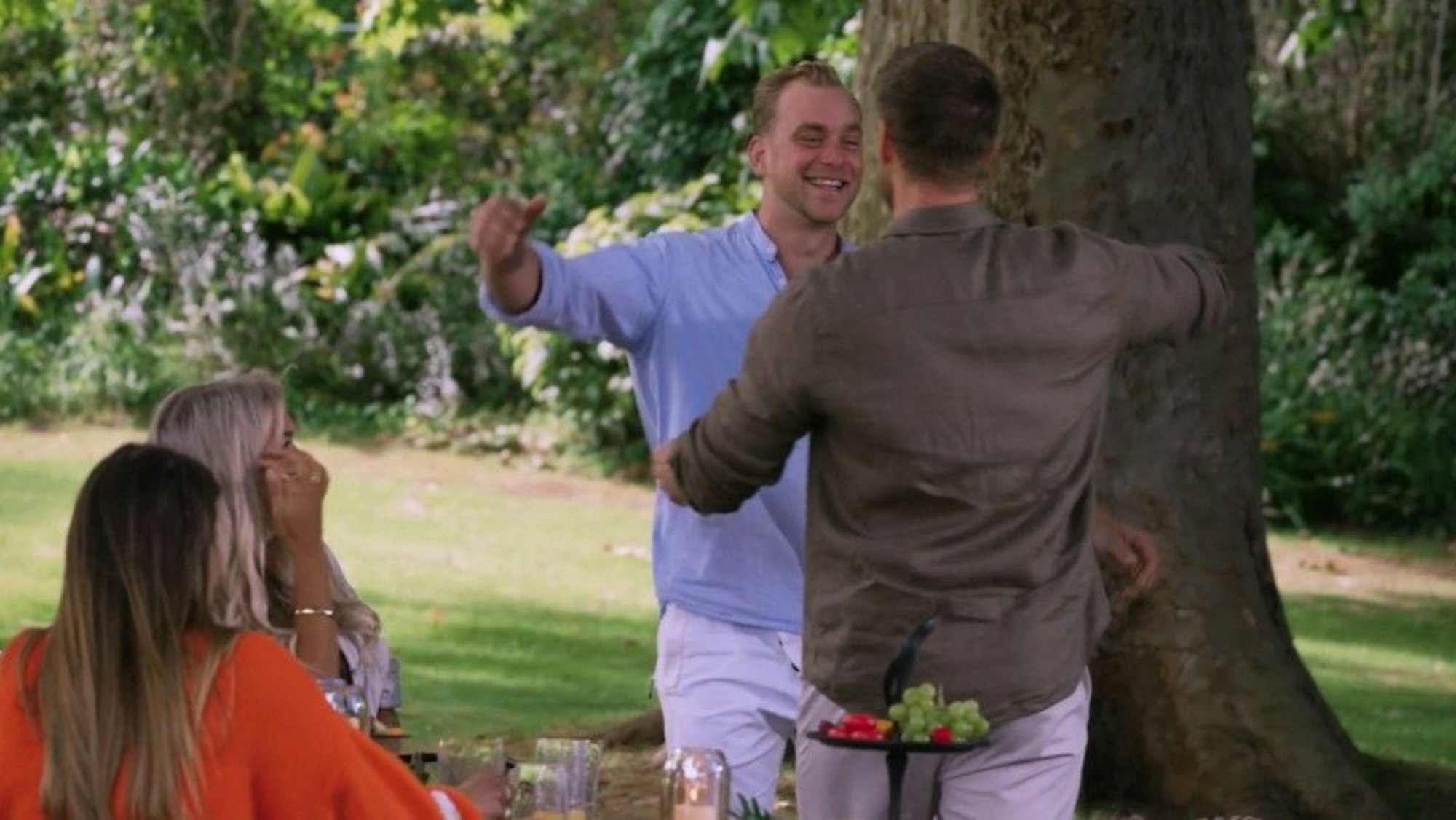 Martins Bruder Tobias besucht den „Bachelor“ am Set. Sie umarmen sich zur Begrüßung.