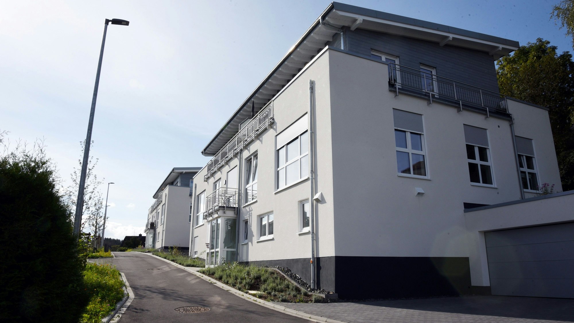 Das Foto zeigt zwei Mehrfamilienhäuser, die dem Gemeinnützigen Bauverein Wipperfürth gehören.
