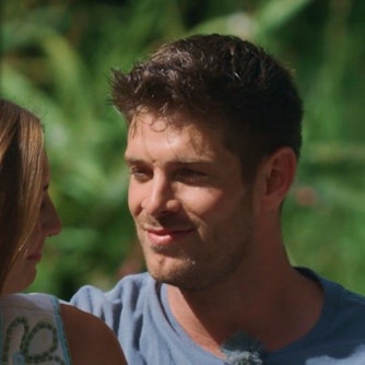 Martin Braun aus Troisdorf ist einer von zwei Bachelors in der RTL-Dating-Show. Hier schaut er einer Kandidatin tief in die Augen, lächelt dabei.