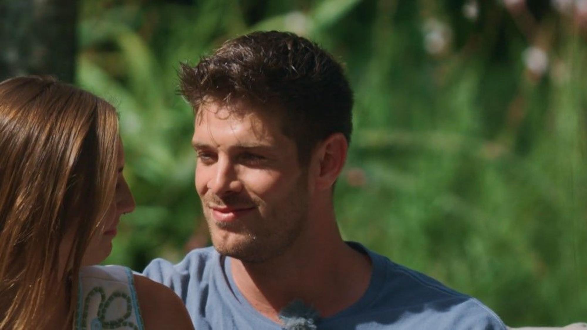 Martin Braun aus Troisdorf ist einer von zwei Bachelors in der RTL-Dating-Show. Hier schaut er einer Kandidatin tief in die Augen, lächelt dabei.