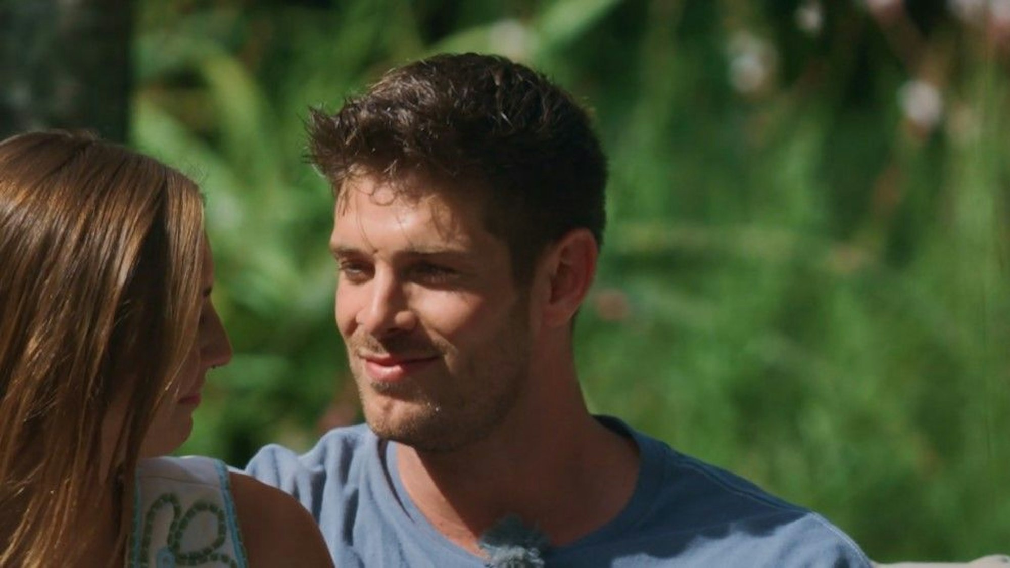 Martin Braun aus Troisdorf ist einer von zwei Bachelors in der RTL-Dating-Show. Hier schaut er einer Kandidatin tief in die Augen, lächelt dabei.