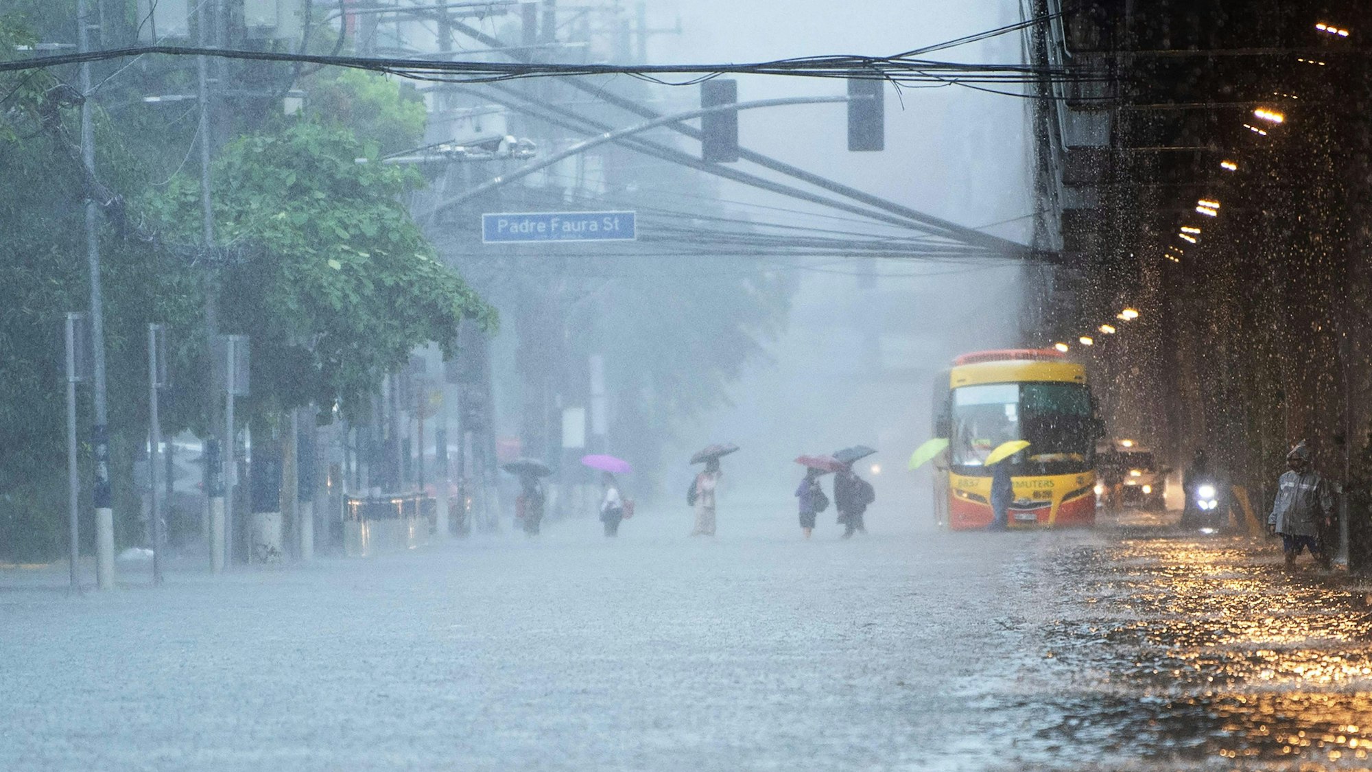 Die durch sintflutartige Regenfälle verursachten Überschwemmungen legten am 22. Juli das Leben in der philippinischen Hauptstadt lahm, Tausende wurden aus ihren Häusern evakuiert und mindestens zwei Menschen gelten als vermisst.
