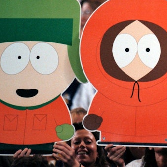 Fans halten Figuren aus der beliebten Comicserie „South Park“ bei einem Football-Spiel in die Höhe. Die Serie geht in ihre 27. Staffel – und nimmt dabei US-Präsident Donald Trump ins Visier. (Archivbild)