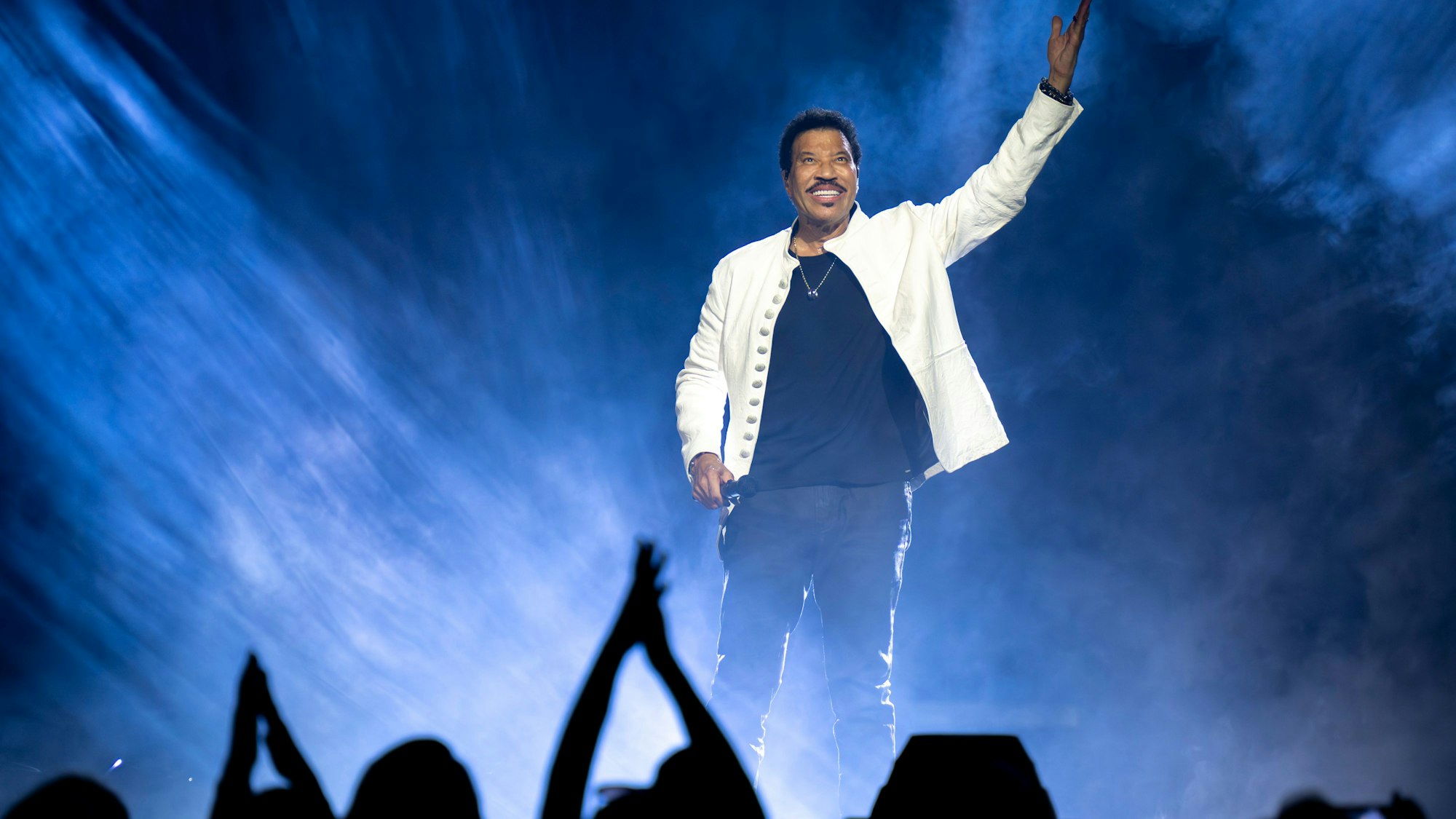 Lionel Richie begeistert auf der Bühne seine Fans. Konzert von Lionel Richie in der Lanxess Arena am 22. Juni 2025.