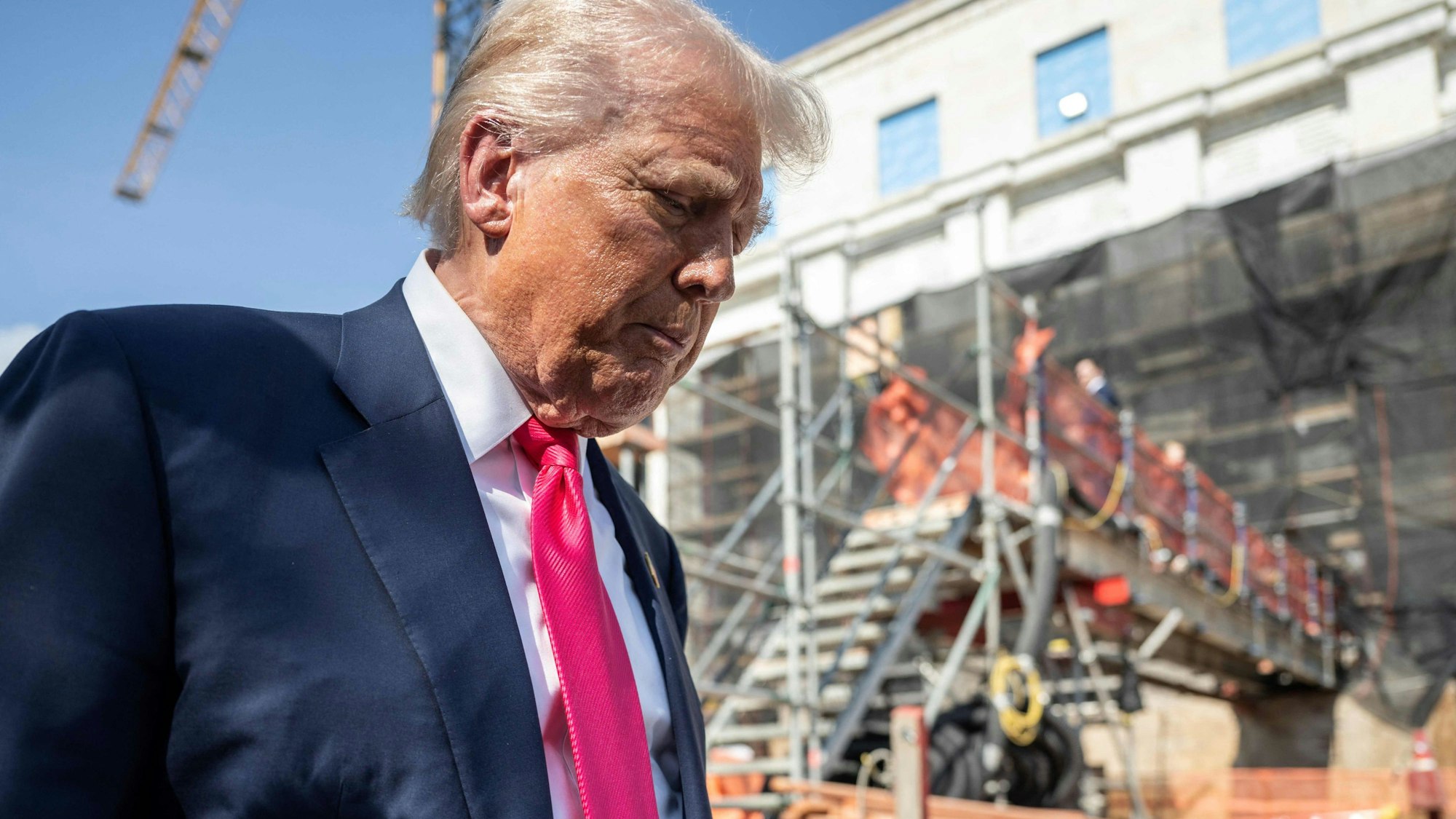 Donald Trump besichtigt die Renovierungsarbeiten bei der US-Notenbank. (Archivbild)