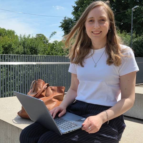 Vivienne Richter aus Gummersbach hat eine Master-Arbeit geschrieben mit dem Titel: „Waldbröls Erbe: NS-Großbauten in der kommunalen Erinnerung“. Bald übergibt sie ihr Werk an Waldbröls Bürgermeisterin Larissa Weber.
