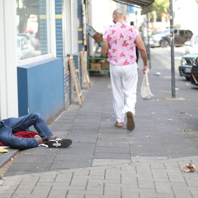 23.07.2025, Köln: Ein Junkie schläft sein Rausch vor dem Eingang eines Mehrfamilienhauses an der Thieboldsgasse aus. Rund um den Neumarkt - ein Ortsbesuch in der Innenstadt. Zahlreichen Drogenabhängigen prägen das Bild des Stadtteils. Die Polizei ist im Dauereinsatz. Foto: Arton Krasniqi
Personen müssen unkentlich gemacht werden!!!!