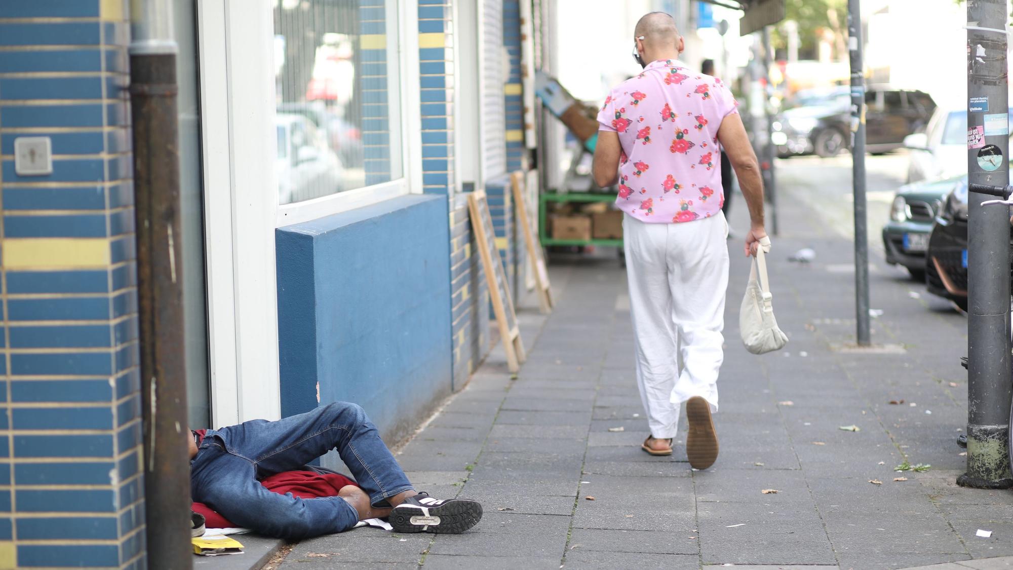 23.07.2025, Köln: Ein Junkie schläft sein Rausch vor dem Eingang eines Mehrfamilienhauses an der Thieboldsgasse aus. Rund um den Neumarkt - ein Ortsbesuch in der Innenstadt. Zahlreichen Drogenabhängigen prägen das Bild des Stadtteils. Die Polizei ist im Dauereinsatz. Foto: Arton Krasniqi
Personen müssen unkentlich gemacht werden!!!!