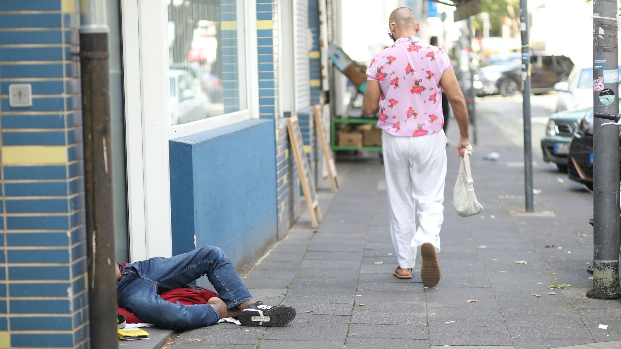 23.07.2025, Köln: Ein Junkie schläft sein Rausch vor dem Eingang eines Mehrfamilienhauses an der Thieboldsgasse aus. Rund um den Neumarkt - ein Ortsbesuch in der Innenstadt. Zahlreichen Drogenabhängigen prägen das Bild des Stadtteils. Die Polizei ist im Dauereinsatz. Foto: Arton Krasniqi
Personen müssen unkentlich gemacht werden!!!!