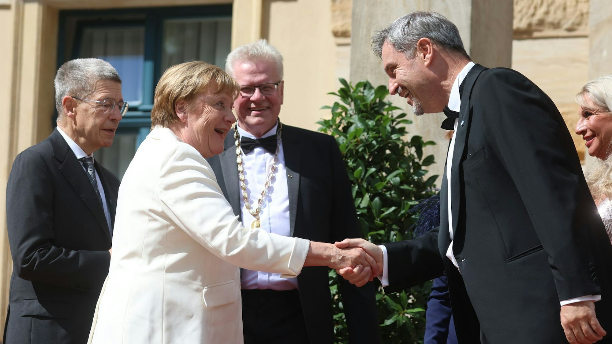 Angela Merkel begrüßt Markus Söder bei den Richard-Wagner-Festspielen in Bayreuth.