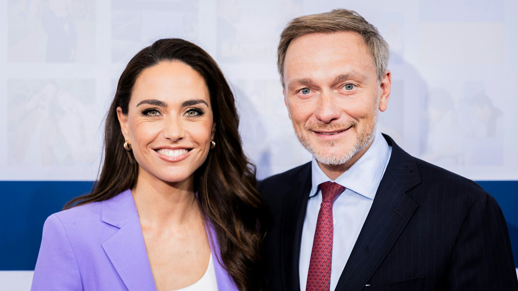 Das Ehepaar Franca Lehfeldt, Autorin und Journalistin, und Christian Lindner (FDP), damaliger Bundesminister der Finanzen, kommt zur Bertelsmann Party in die Bertelsmann Repräsentanz.
