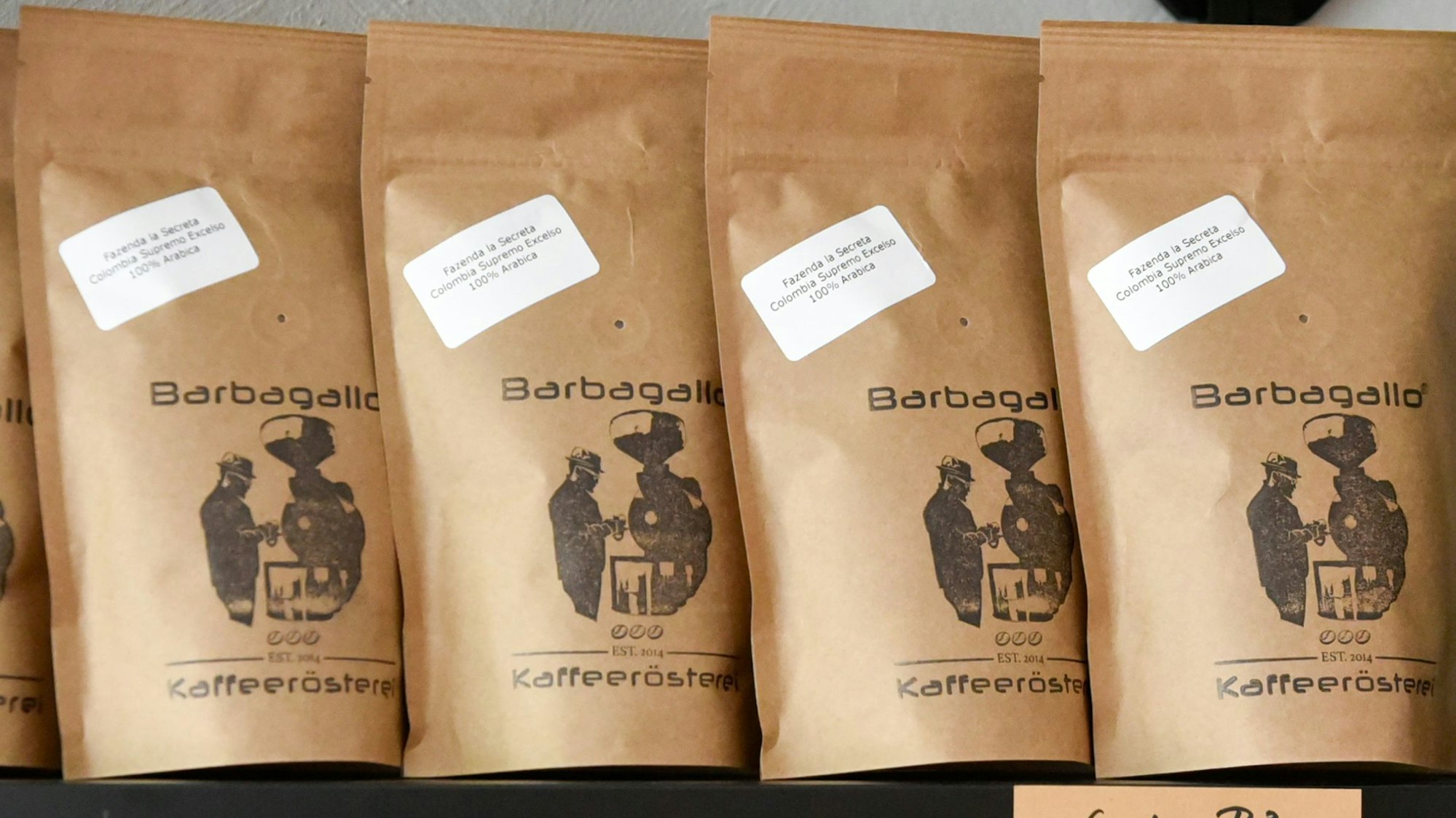 Zu sehen Tüten mit Kaffee.