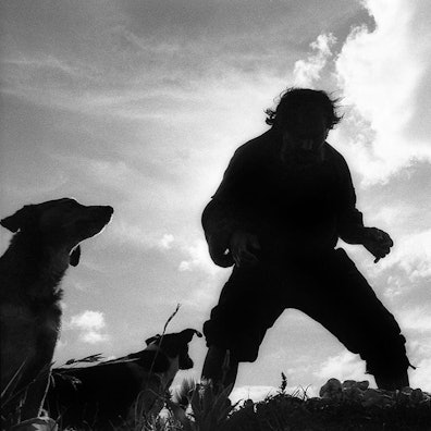 Die Silhouette eines Manns vor dem Himmel aufgenommen