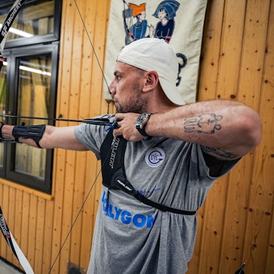 Lukas Blohme beim Bogenschießen.