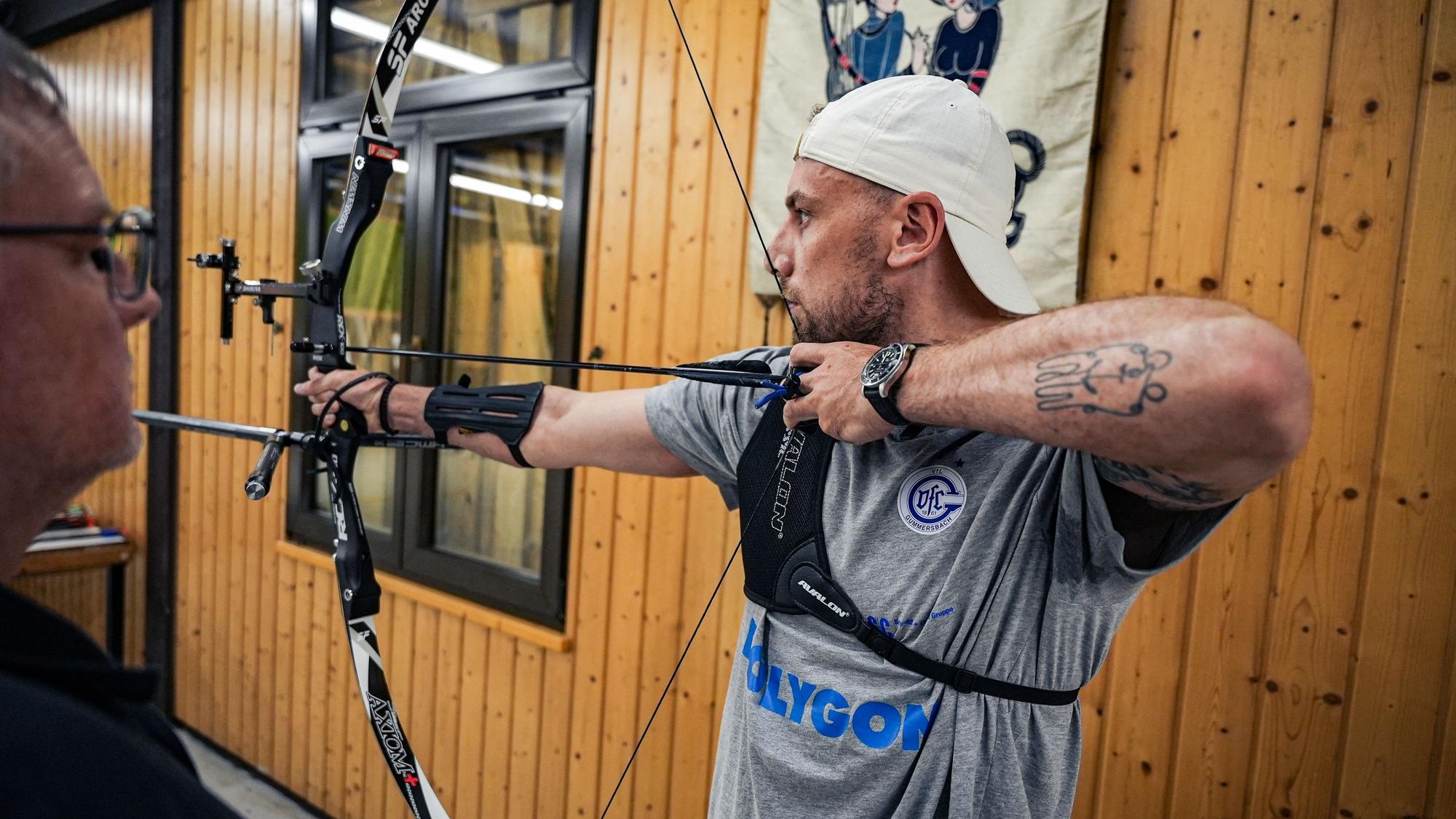 Lukas Blohme beim Bogenschießen.