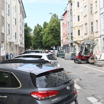 In der Ewaldistraße im Agnesviertel baut die Stadt Köln die Parkplätze um.