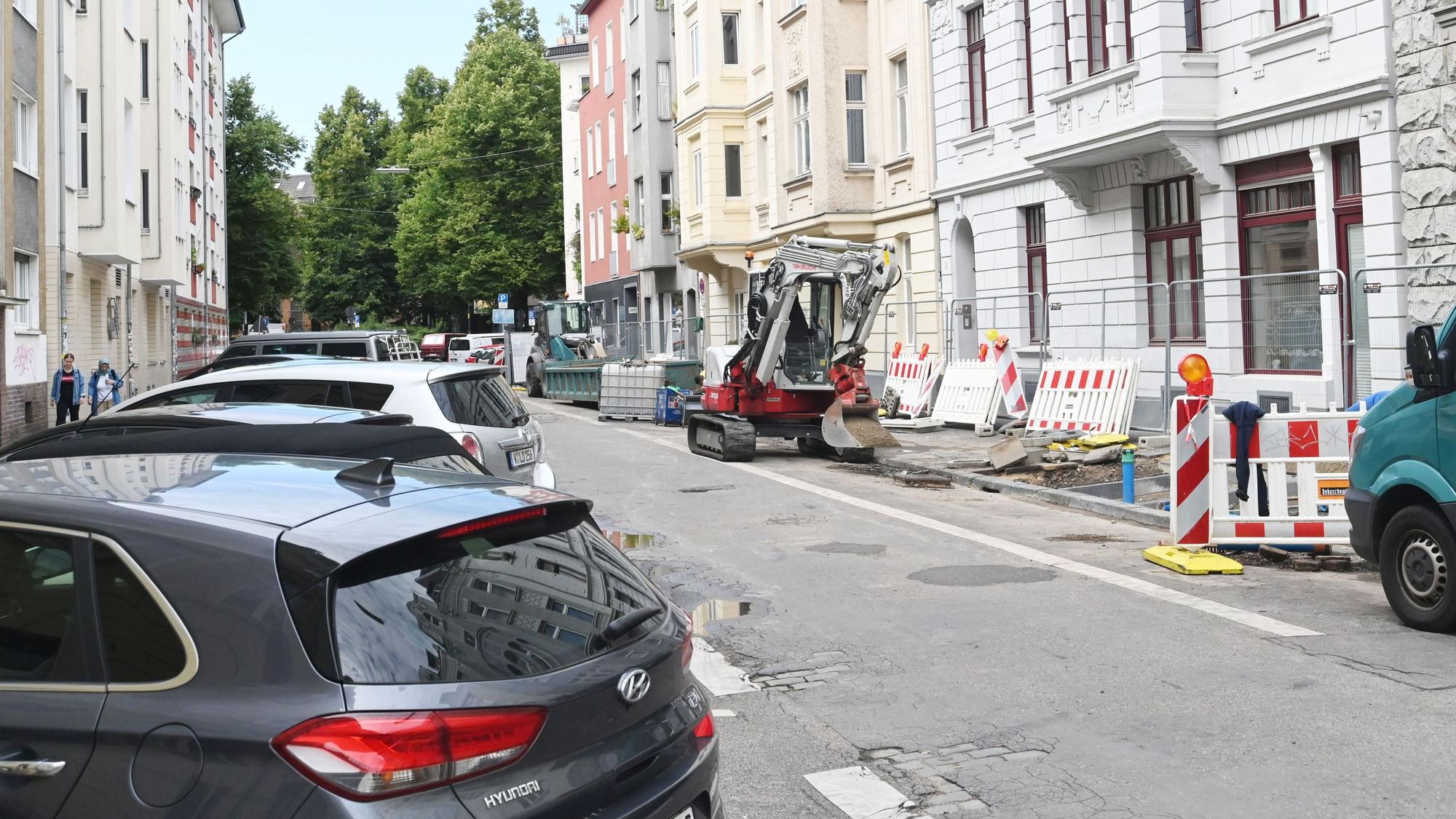 In der Ewaldistraße im Agnesviertel baut die Stadt Köln die Parkplätze um.