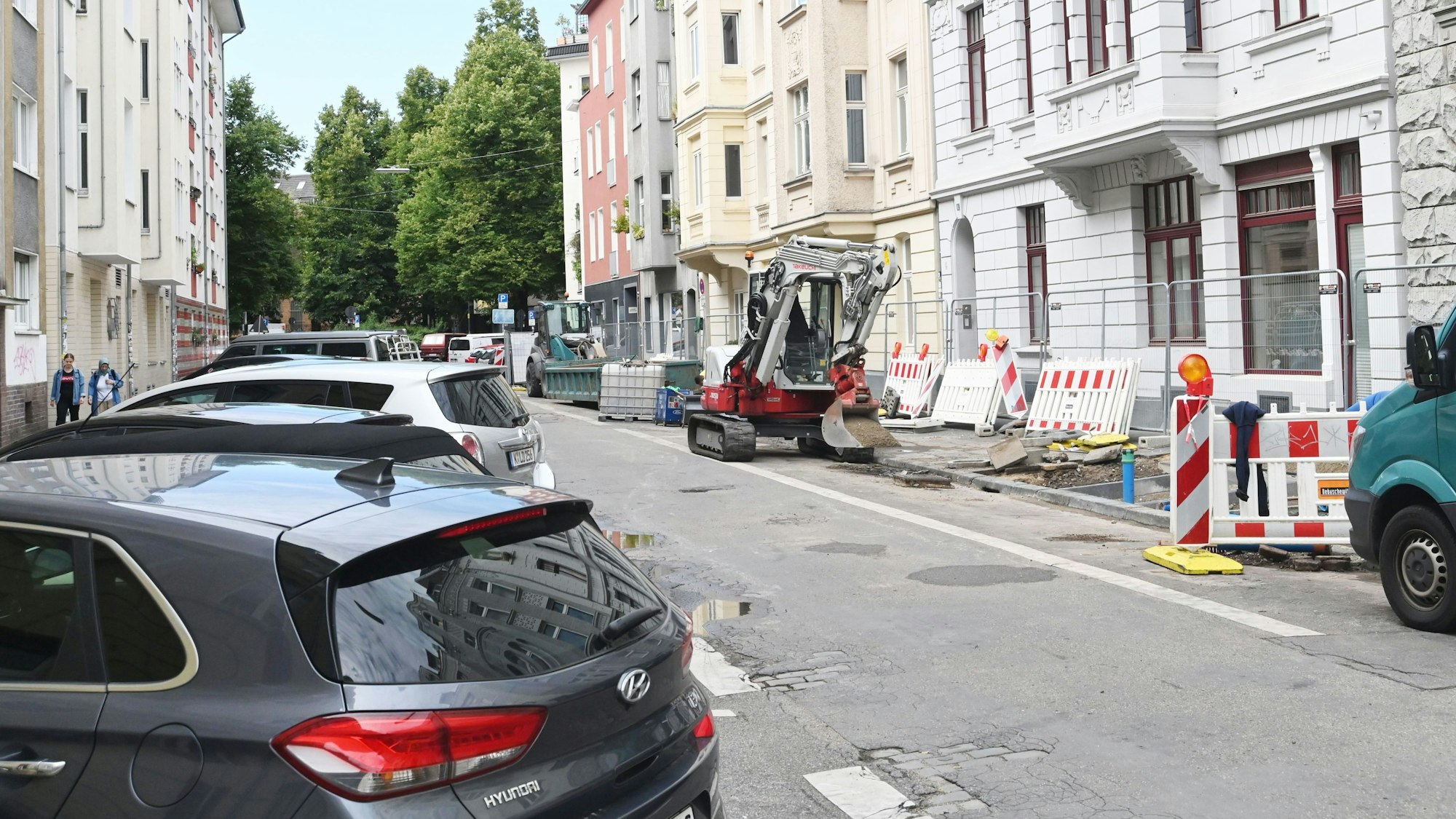 In der Ewaldistraße im Agnesviertel baut die Stadt Köln die Parkplätze um.