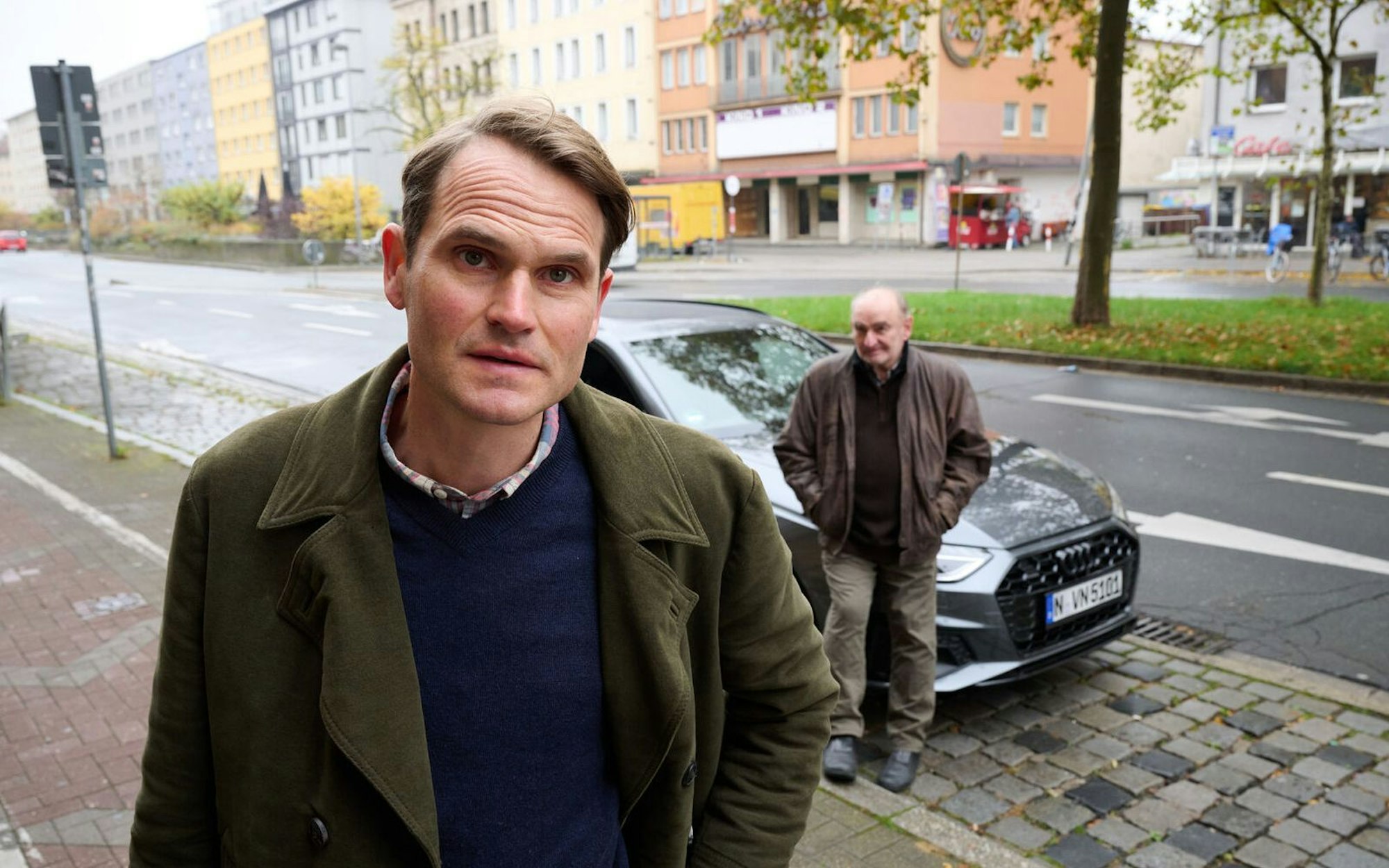 In seinem neuesten Fall, der am Sonntag, 14. September, im Ersten ausgestrahlt wird, ermittelt Fabian Hinrichs (vorne) alias Felix Voss in Nürnberg erstmals ohne Kollegin Paula Ringelhahn. Dafür erhält er Unterstützung von seinem Fahrer Fred (Sigi Zimmerschied). (Bild: BR/Hager Moss Film GmbH/Bernd Schuller)
