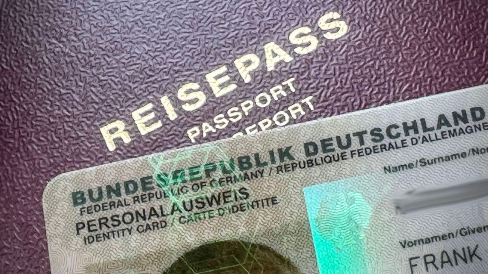 Wer einen neuen Ausweis oder Reisepass beantragt, muss ein digitales Passbild vorlegen.
