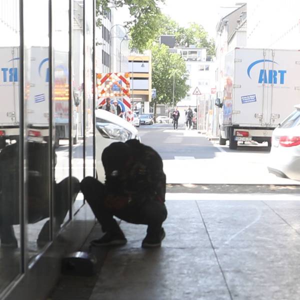 23.07.2025, Köln: Am Durchgang vom Haubrich-Hof zur Lungengasse ein Junkie gibt sich ein Schuß. Rund um den Neumarkt - ein Ortsbesuch in der Innenstadt. Zahlreichen Drogenabhängigen prägen das Bild des Stadtteils. Die Polizei ist im Dauereinsatz. Foto: Arton Krasniqi
Personen müssen unkentlich gemacht werden!!!!
