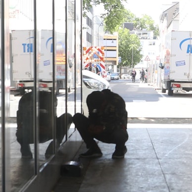 23.07.2025, Köln: Am Durchgang vom Haubrich-Hof zur Lungengasse ein Junkie gibt sich ein Schuß. Rund um den Neumarkt - ein Ortsbesuch in der Innenstadt. Zahlreichen Drogenabhängigen prägen das Bild des Stadtteils. Die Polizei ist im Dauereinsatz. Foto: Arton Krasniqi
Personen müssen unkentlich gemacht werden!!!!