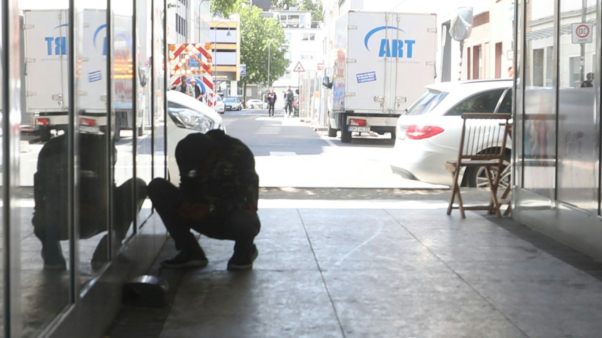 23.07.2025, Köln: Am Durchgang vom Haubrich-Hof zur Lungengasse ein Junkie gibt sich ein Schuß. Rund um den Neumarkt - ein Ortsbesuch in der Innenstadt. Zahlreichen Drogenabhängigen prägen das Bild des Stadtteils. Die Polizei ist im Dauereinsatz. Foto: Arton Krasniqi
Personen müssen unkentlich gemacht werden!!!!