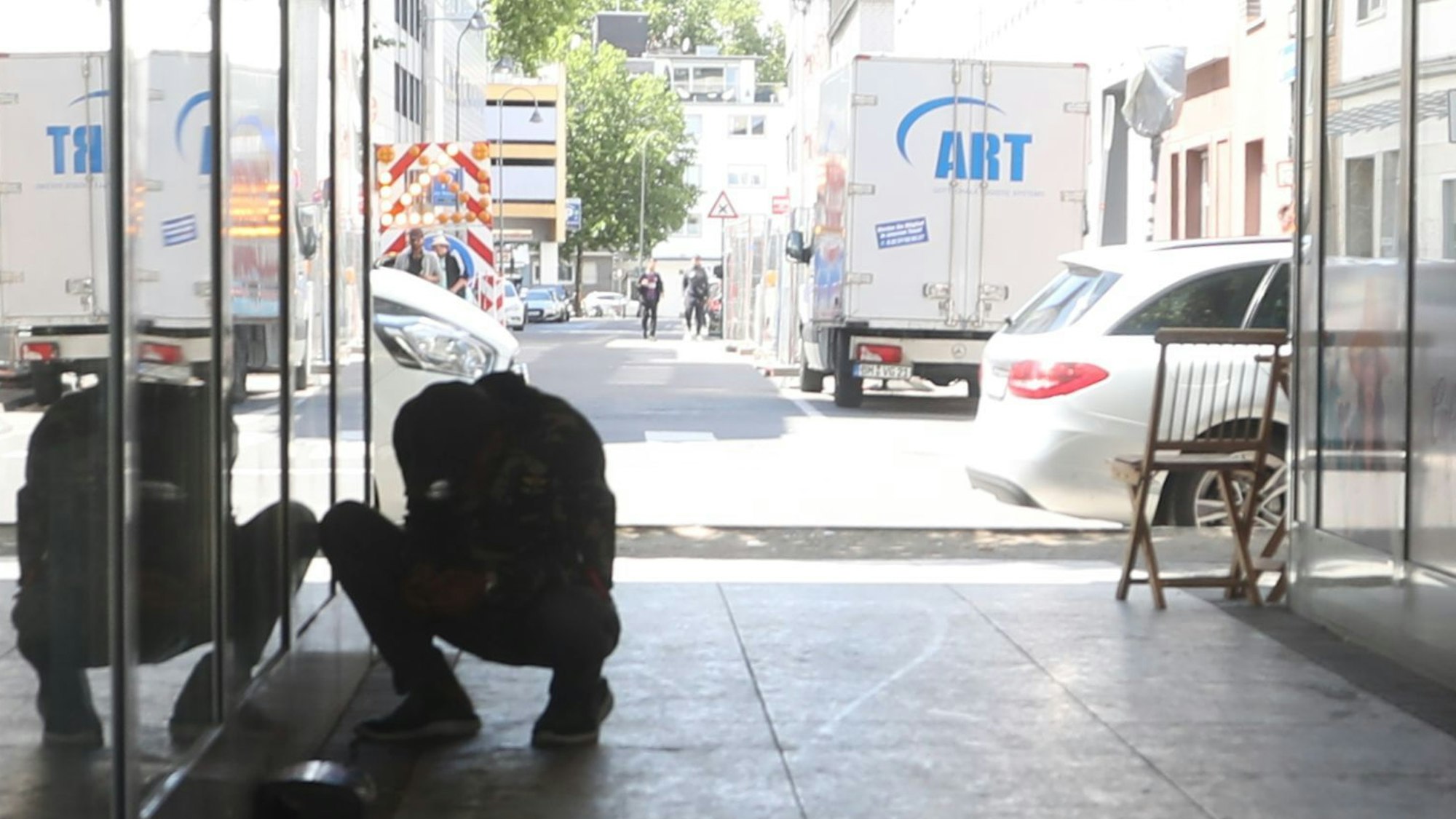 23.07.2025, Köln: Am Durchgang vom Haubrich-Hof zur Lungengasse ein Junkie gibt sich ein Schuß. Rund um den Neumarkt - ein Ortsbesuch in der Innenstadt. Zahlreichen Drogenabhängigen prägen das Bild des Stadtteils. Die Polizei ist im Dauereinsatz. Foto: Arton Krasniqi
Personen müssen unkentlich gemacht werden!!!!
