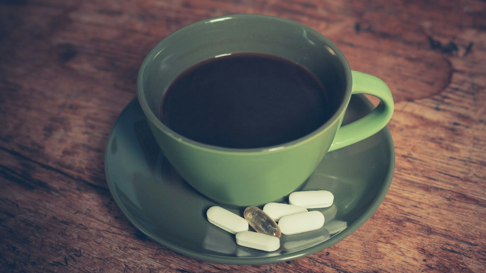 Kaffee während einer Antibiotikatherapie zu trinken kann womöglich die Genesung verzögern. (Bild: iStock/lolostock)