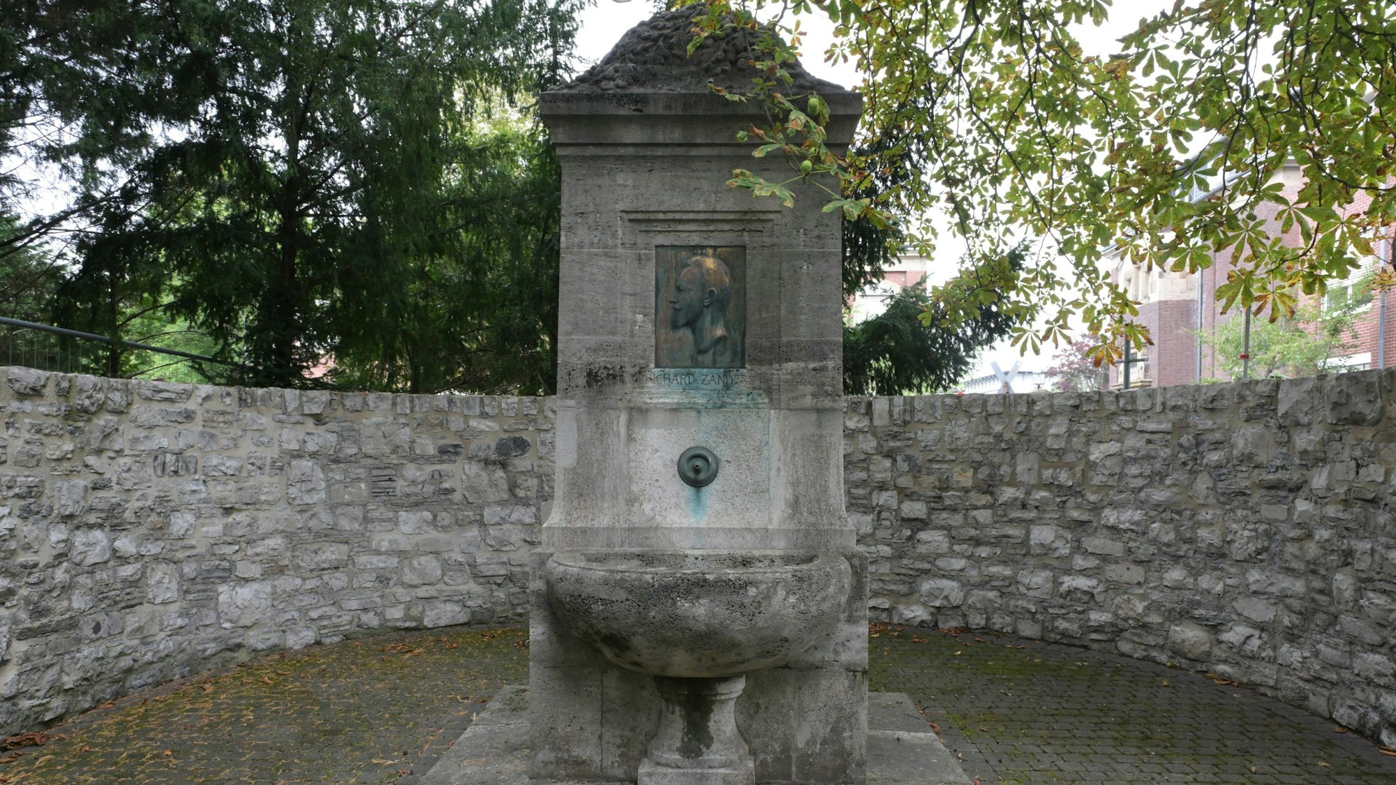 Das Foto zeigt de Gedächtnisbrunnen für Richard Zanders
