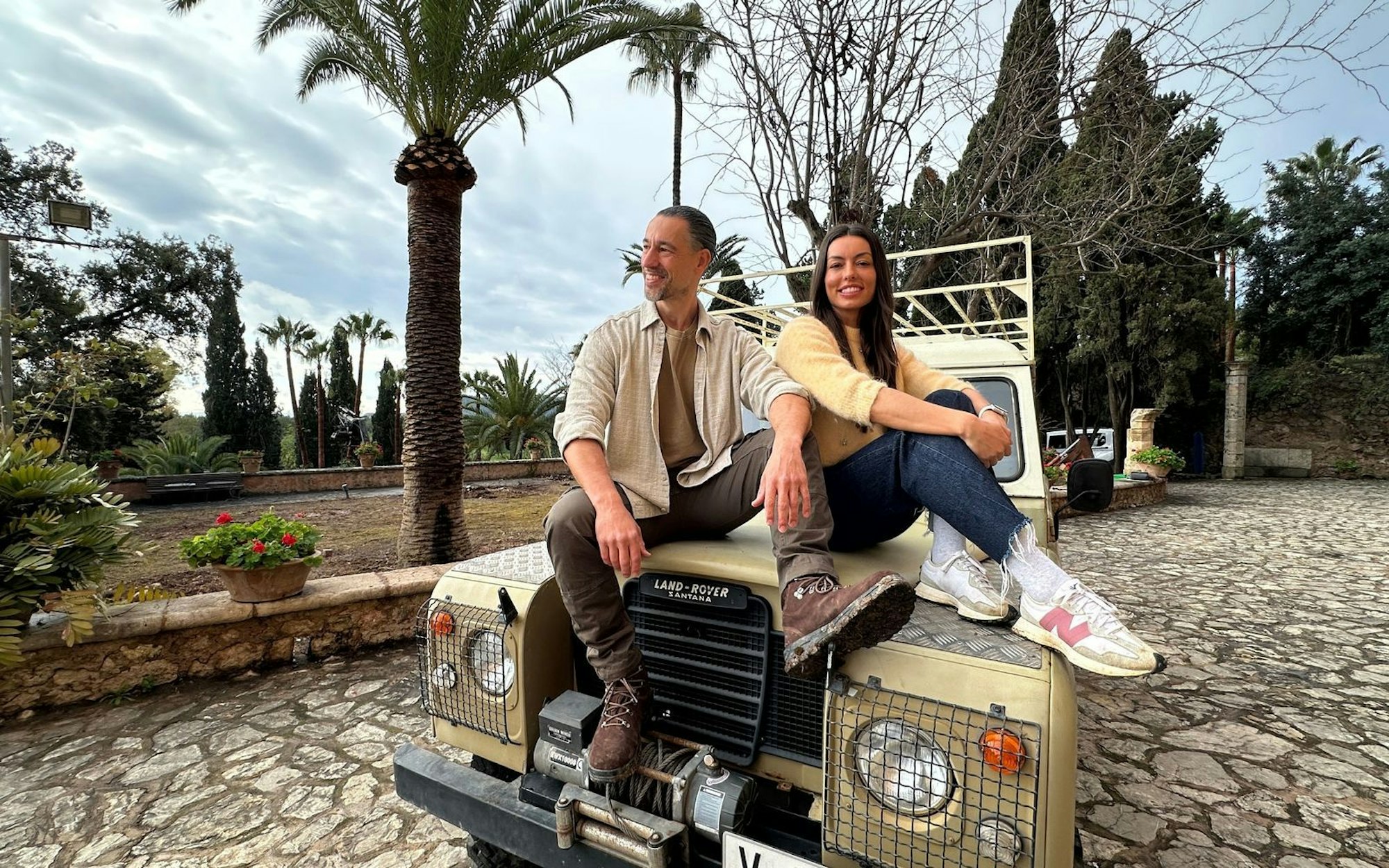 Davit Arican und Lourdes Vázquez präsentieren eine neue Senung, in der es um Traumgärten geht: „Wir zeigen nicht nur, wie schön ein Garten sein kann, sondern geben auch ganz konkrete Impulse: Welche Pflanzen eignen sich auch für Deutschland? Wie funktioniert ressourcenschonende Bewässerung? Was bedeutet Wassermanagement im mediterranen Raum - und was können wir davon lernen?“ (Bild: ZDF / Tom Gläser)