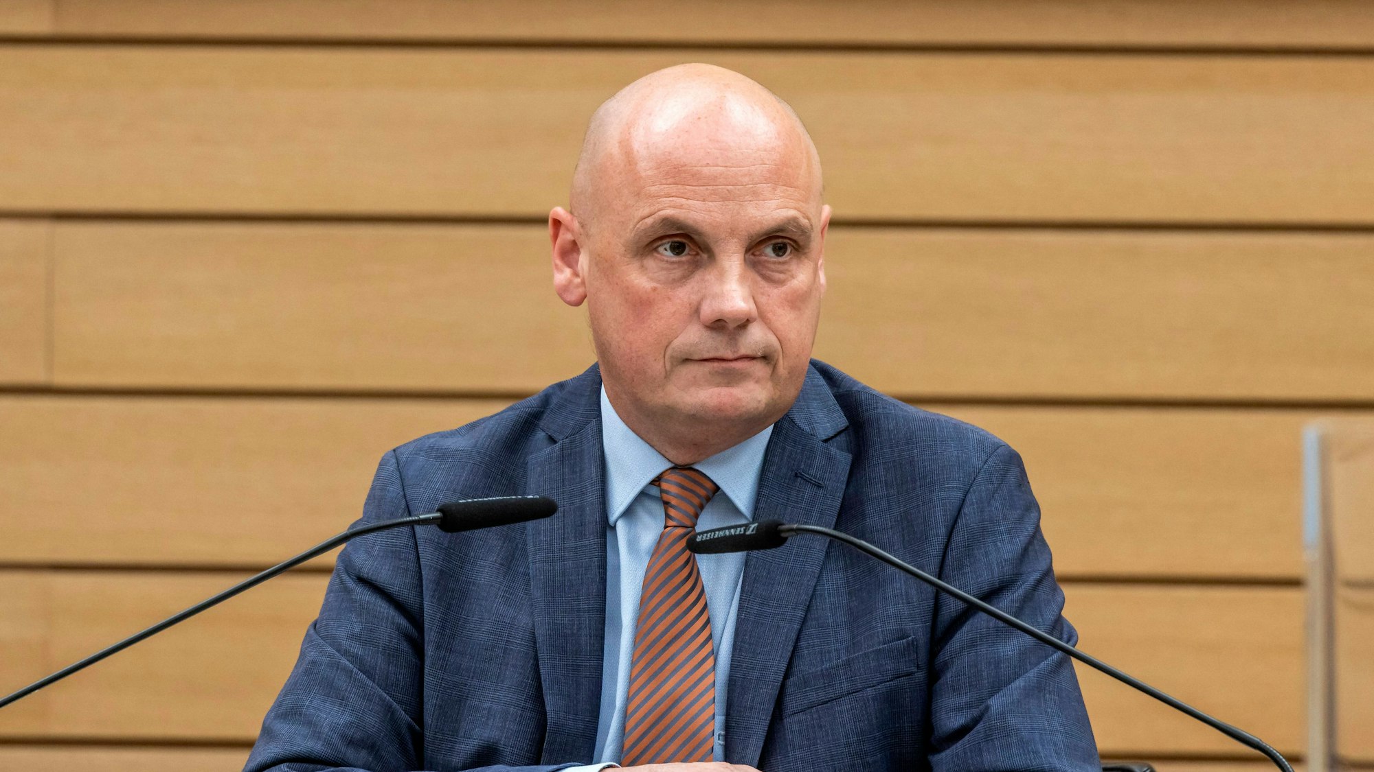 Daniel Born (SPD), Landtagsvizepräsident von Baden-Württemberg, bei einer Plenarsitzung in Stuttgart.