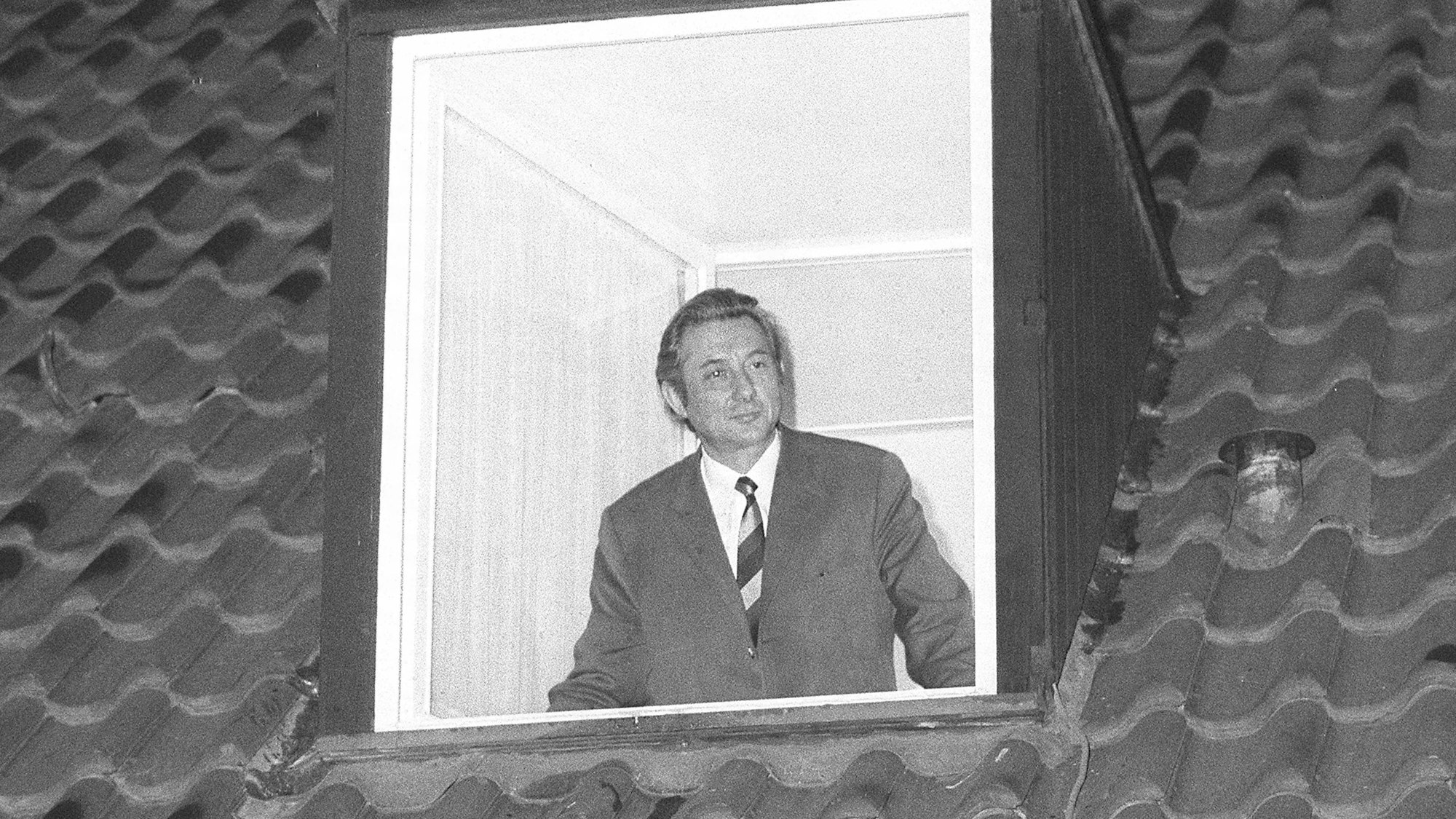 Theo Albrecht blickt nach seiner Freilassung aus einem Fenster.