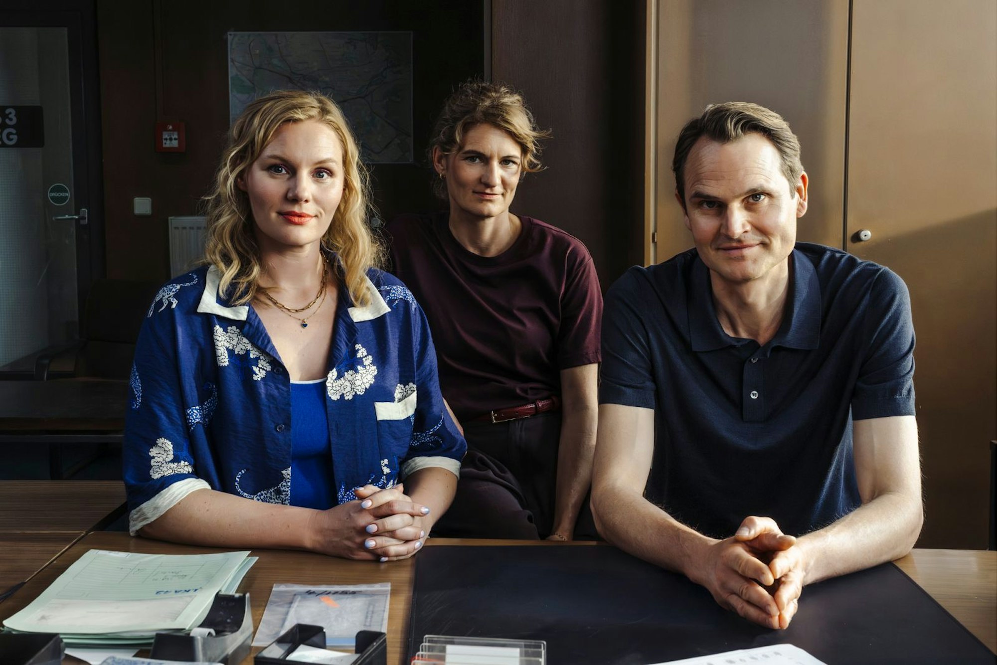 Am Set des aktuell gedrehten „Tatort: Gottesgarten“ in Nürnberg: 2026 wird der erste Franken-“Tatort“ mit Rosalie Thomass als Hauptkommissarin Emilia Rathgeber (links) ausgestrahlt. Sie wird nach dem Ausstieg von Dagmar Manzel mit Fabian Hinrichs alias Felix Voss und Eli Wasserscheid alias Wanda Goldwasser ermitteln. (Bild: BR/Claussen+Putz Filmproduktion GmbH/Hendrik Heiden)