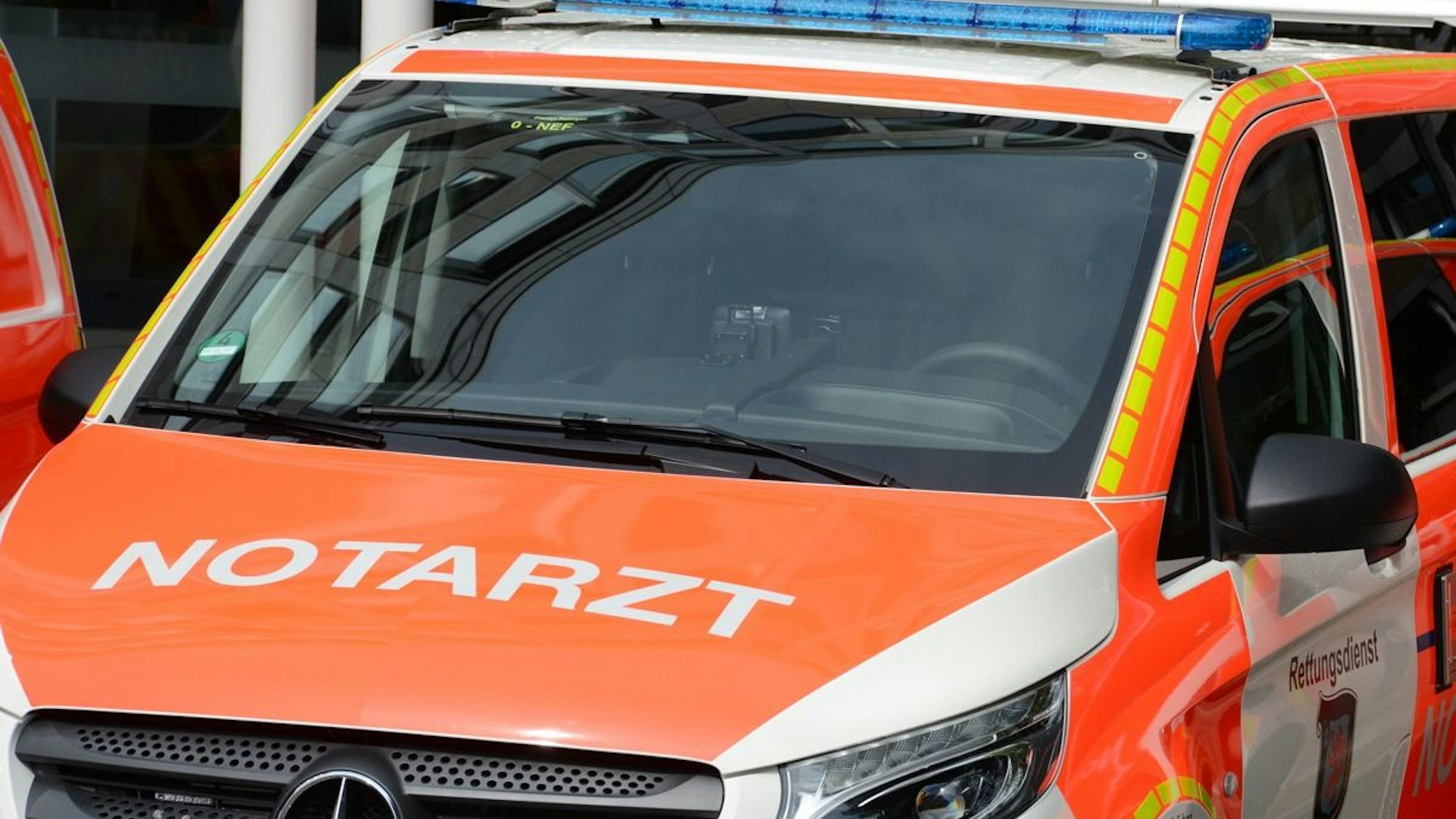Ein Notarztwagen steht an einer Unfallstelle.