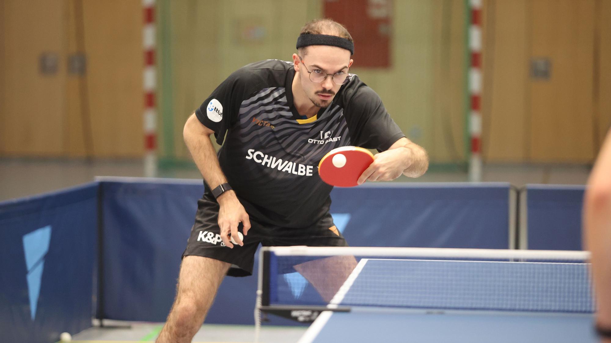Der Franzose Leo de Nodrest an der Tischtennisplatte im Einsatz.