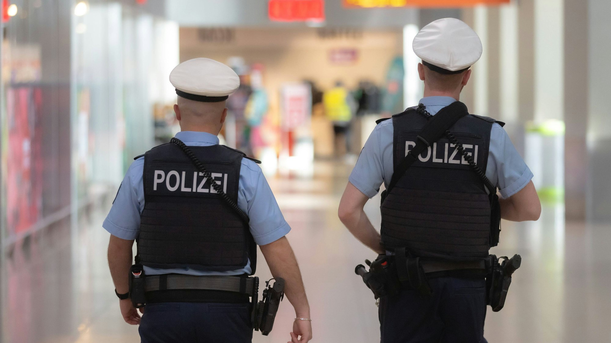 Polizisten patroillieren am Flughafen Köln/Bonn