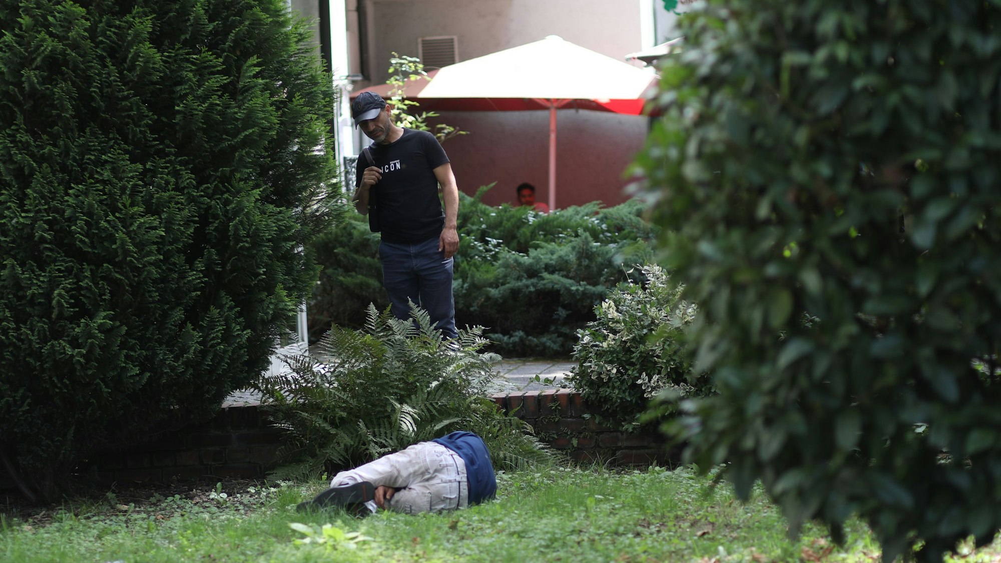 23.07.2025, Köln: Ein Junkie schläft sein Rausch vor dem Eingang eines Mehrfamilienhauses an der Thieboldsgasse aus. Rund um den Neumarkt - ein Ortsbesuch in der Innenstadt. Zahlreichen Drogenabhängigen prägen das Bild des Stadtteils. Die Polizei ist im Dauereinsatz. Foto: Arton Krasniqi
Personen müssen unkentlich gemacht werden!!!!