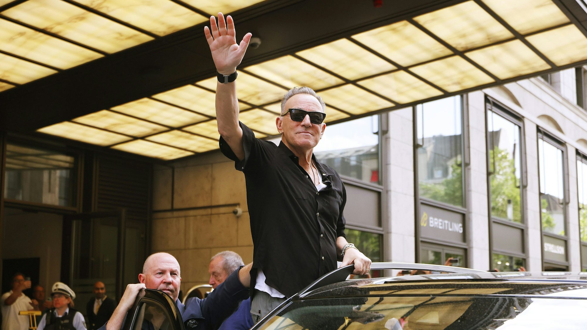 Superstar Bruce Springsteen verlässt im Juni 2023 sein Hotel in Düsseldorf, wo er eins seiner drei Deutschland-Konzerte in diesem Jahr spielte.