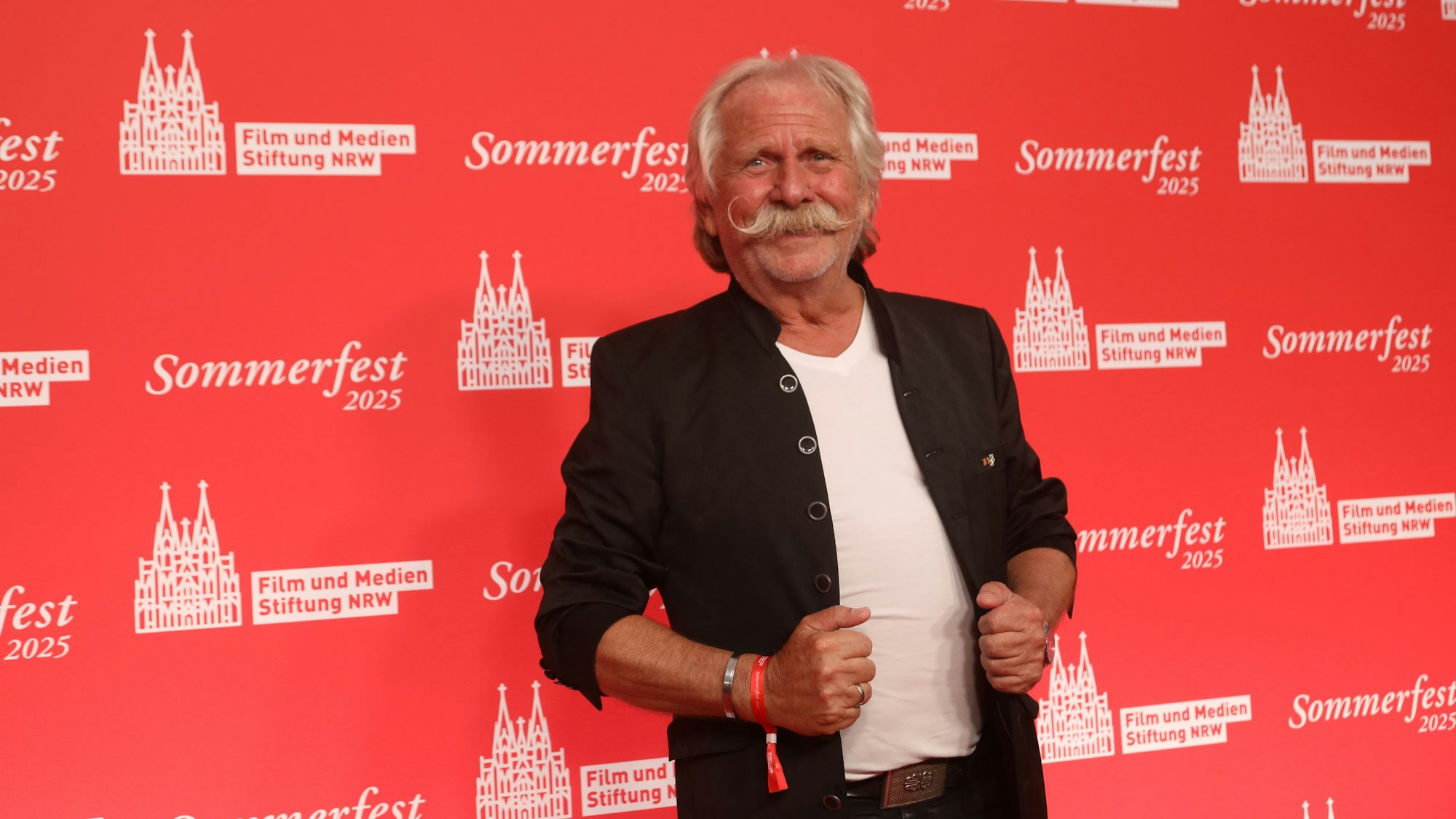 Henning Krautmacher posiert beim Sommerfest der Film- und Medienstiftung NRW in der Wolkenburg.