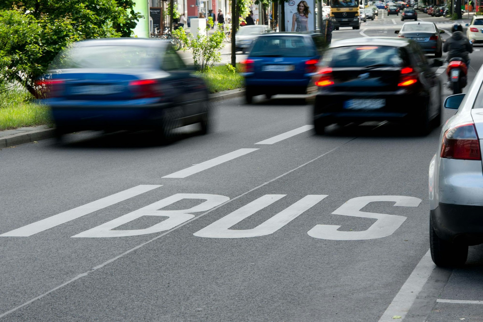 Manchmal kann es erlaubt sein, eine Busspur zu kreuzen. Allerdings kann es dabei auch zu brenzligen Situationen, Unfällen kommen - und zu Gerichtsprozessen.